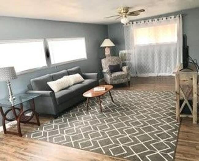 Building Photo - WINTER VACATION RENTAL - 4 Bedroom/1.5 Bath