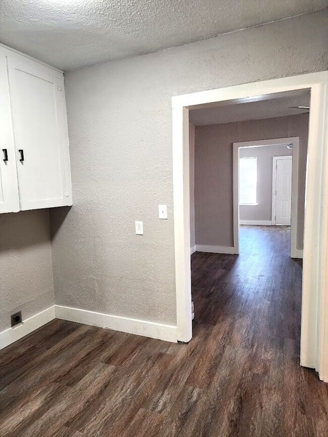 Building Photo - Fantastic 1 Bed 1 Bath Duplex in Shartel B...