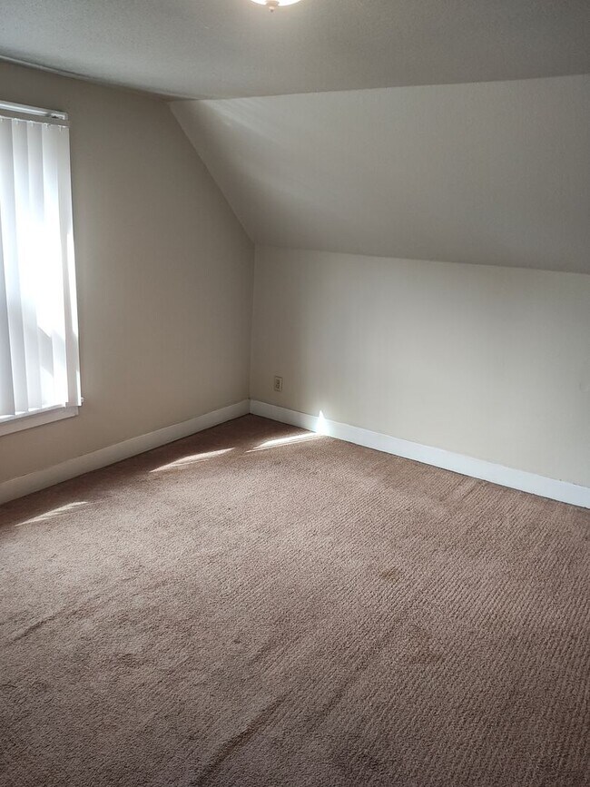 Building Photo - 1825m1