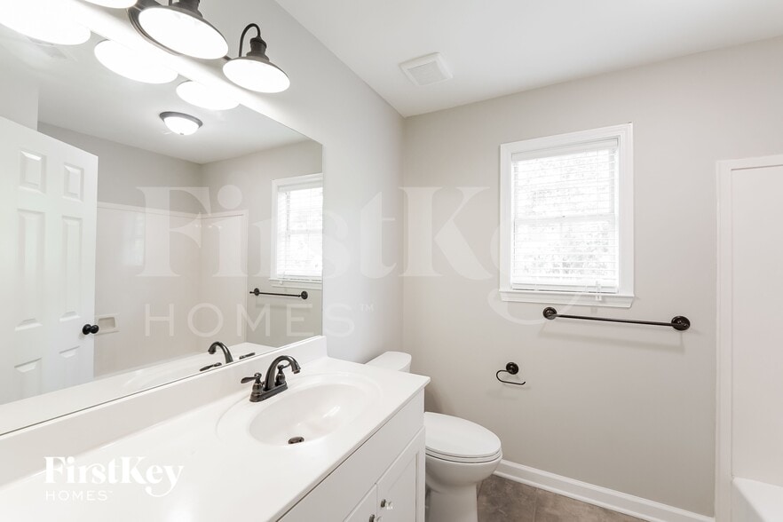 Building Photo - 3030 Weatherford Dr