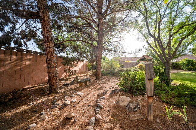 Building Photo - "Spacious 4-Bedroom, 4.5 Bathroom 4792 sq. ft. Retreat with Scenic Views and Cozy Fireplace in St...