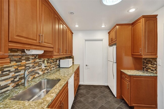 Building Photo - 125 Lake Paula Dr