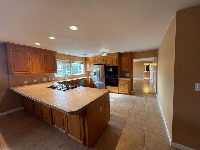 Building Photo - Welcome to this charming 2-bedroom, 2-bathroom home!