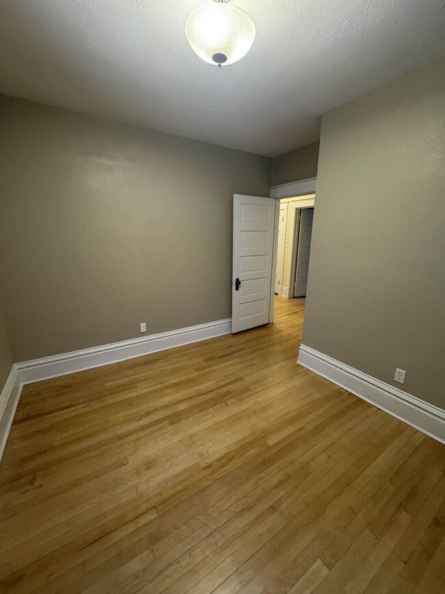 Building Photo - 3 Bedroom Freshly Renovated Family Home in Houghton