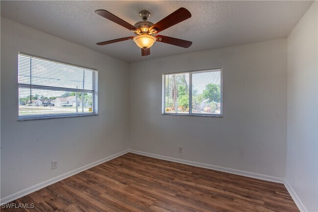 Building Photo - 8109 Sanibel Blvd