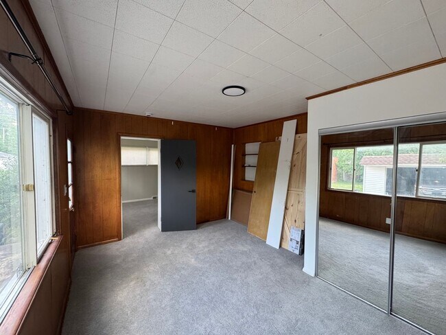 Building Photo - Charming 3BR Ground Floor Unit in South Euclid