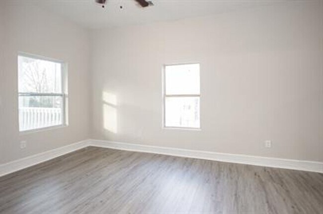 Building Photo - 211 W Cherry St