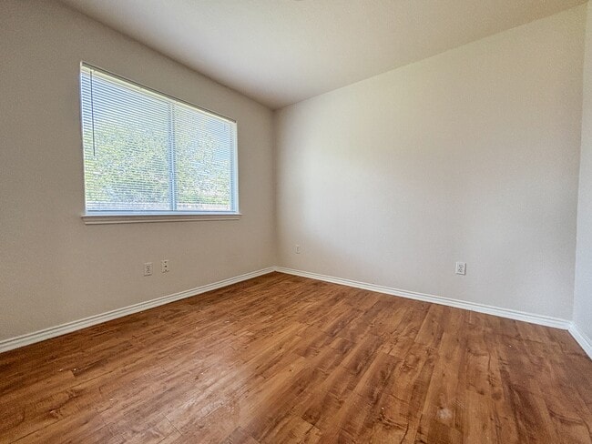 Building Photo - 105 Long Ln