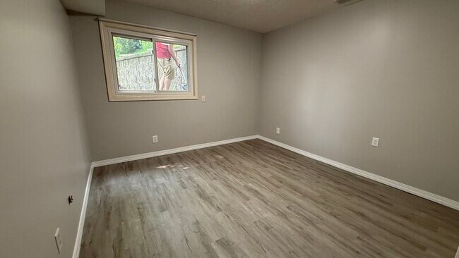 Building Photo - 8627/8635 Woodlawn Dr
