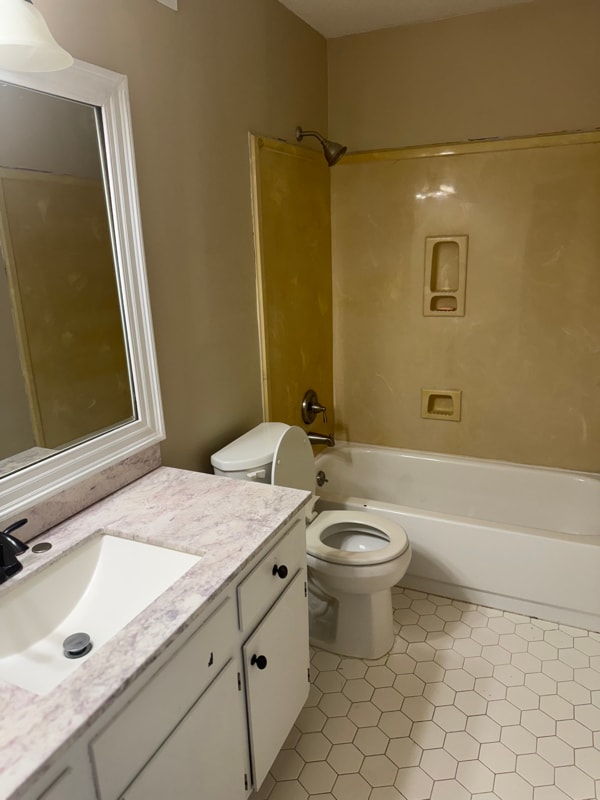 Building Photo - 2004 Pine Needle Dr E