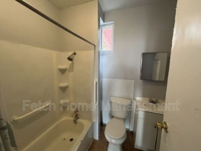 Building Photo - 430 Manor St