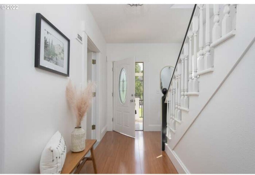 Shared Entryway - 2285 SW Briggs Rd