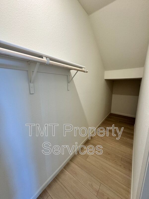 Building Photo - 1372 Redford Wy