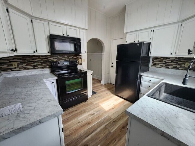 Building Photo - 4 Bedroom/2 Bath w/Attached Garage Recentl...