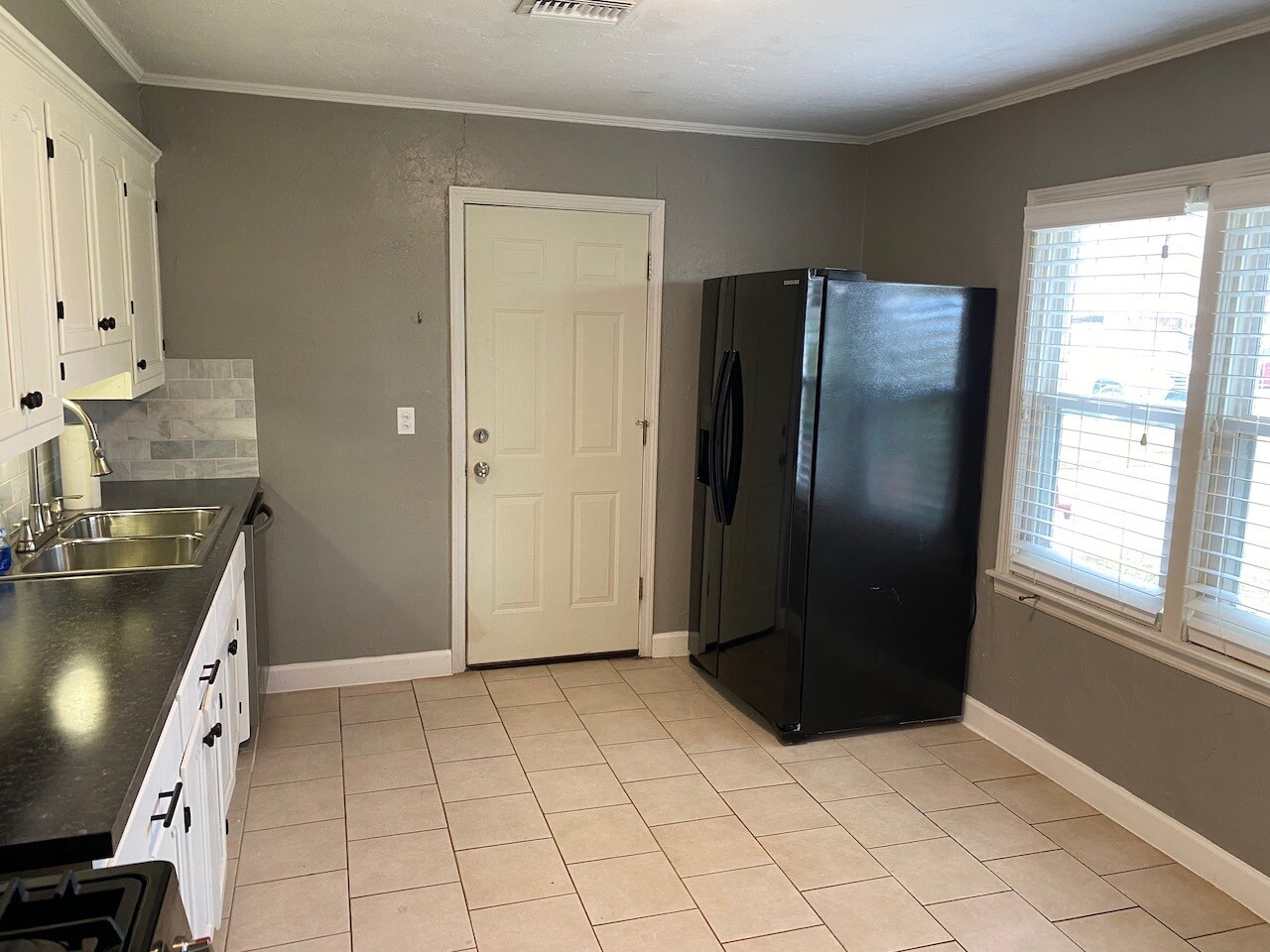 Includes new refrigerator - 508 E Indian Dr