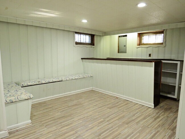 Building Photo - Spectacular Westbury Split!!