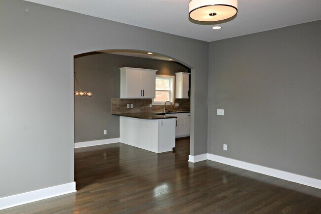 Building Photo - Spacious 4-Bedroom home minutes walk from the park!