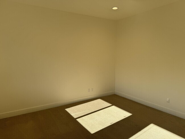 Building Photo - 360 Knechtel Way NE
