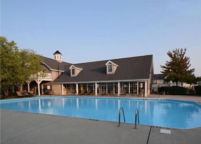 Building Photo - 3 Bed Updated Condo