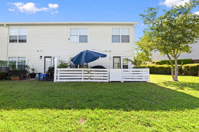 Building Photo - 759 Majestic Dr
