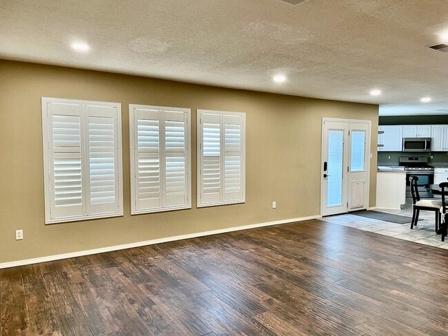 Building Photo - 12408 Mangas Trail NE