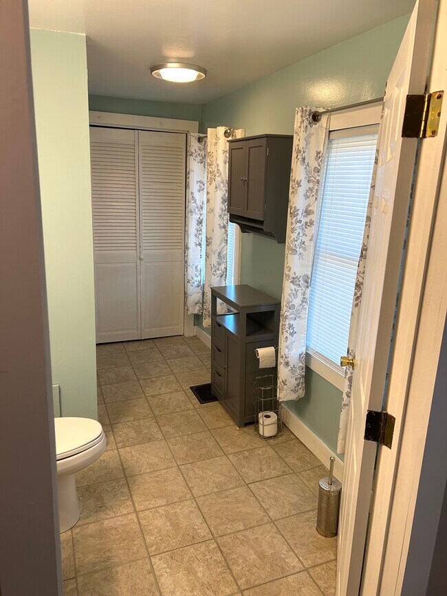 Building Photo - 1284 S Bay Rd