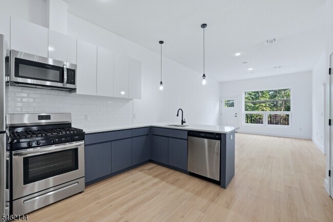 Building Photo - 420 River Dr
