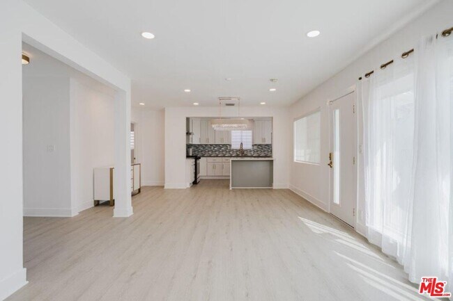 Building Photo - 9620 Woodale Ave