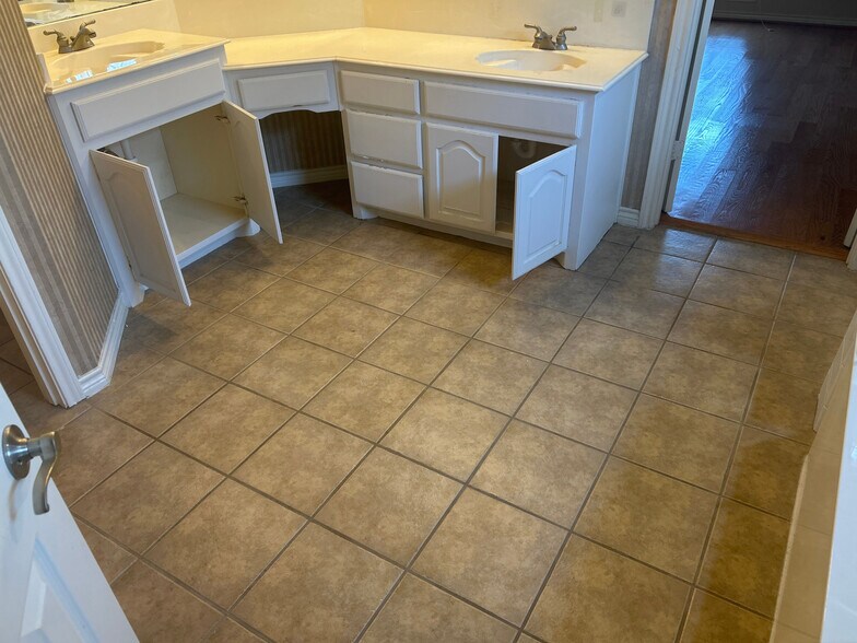 Building Photo - Room in House on Levant Ln