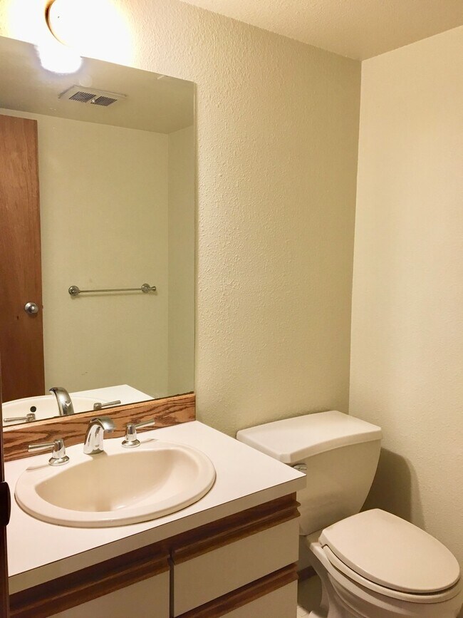 Building Photo - Beautiful 4 Bedroom near Microsoft Availab...