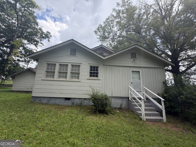 Building Photo - 2353 Shelby St