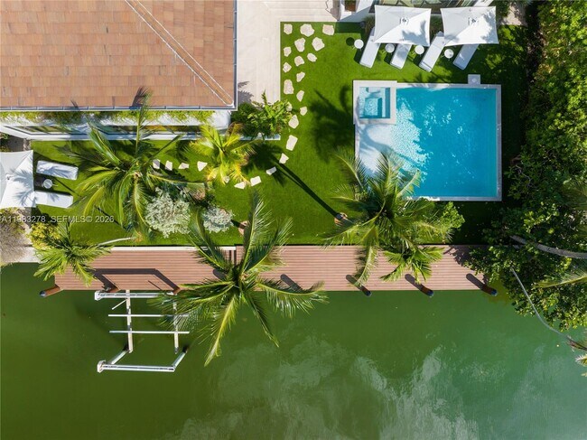 Building Photo - 1200 NE 87th St