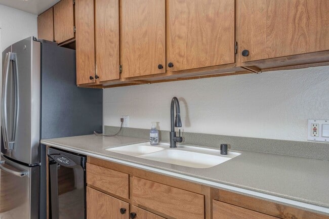 Building Photo - SPACIOUS 2 Bed Townhouse in Garden Grove