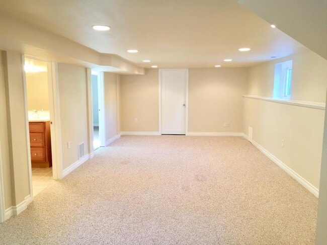 Building Photo - 4 bedroom in Seattle WA 98103
