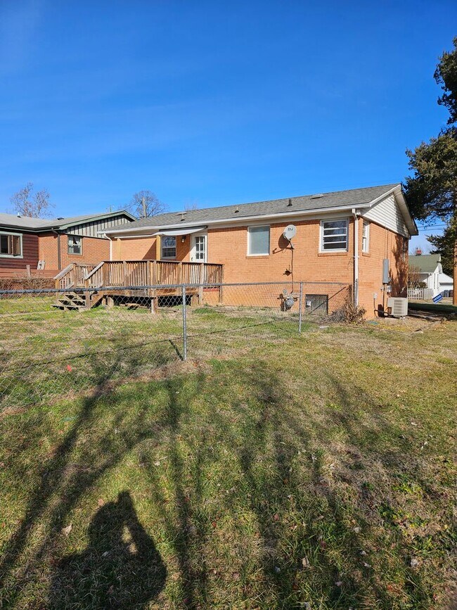 Building Photo - 3 BR Belmont Home with Fenced in Yard!