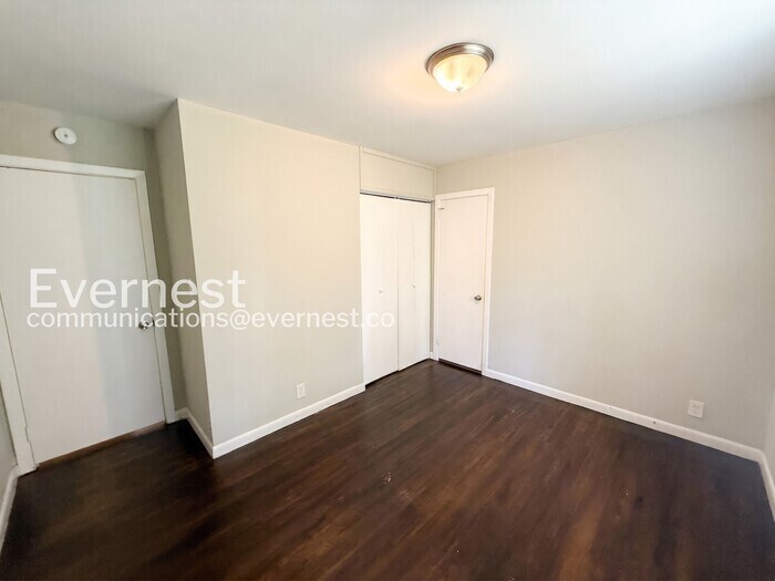 Building Photo - 9825 Maple Ln