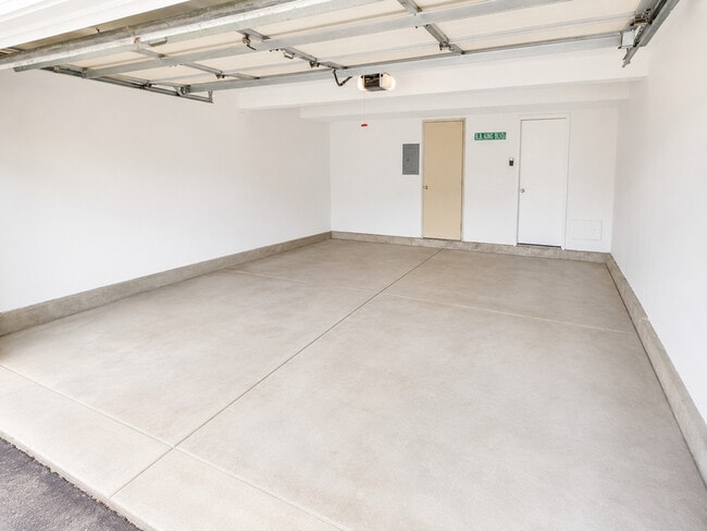 Building Photo - 1561 E Chivalry Ct