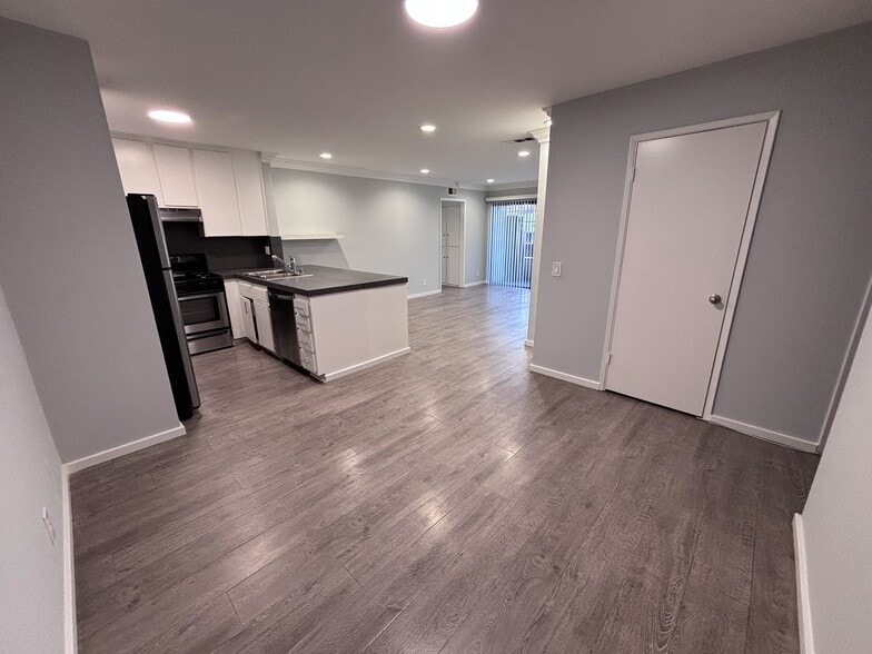 Building Photo - 7531 Hampton Ave