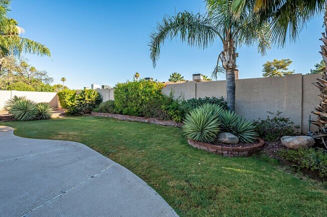 Building Photo - Three Bedrooms & POOL in 85254!