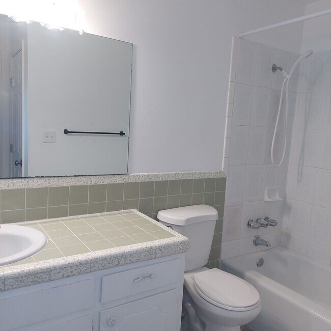 Building Photo - Welcome Home ! 3 bedroom 1.5 bath rental -DUPLEX