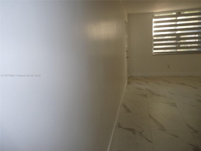 Building Photo - 14501 N Kendall Dr