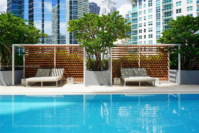 Building Photo - 1300 Brickell Bay Dr