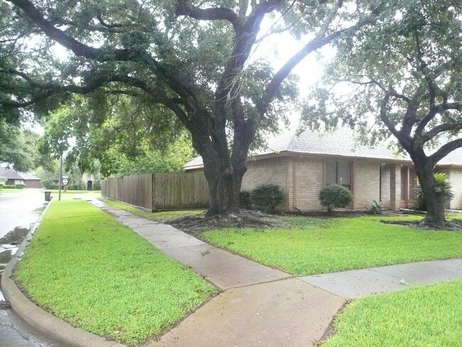 Building Photo - 2826 Green Fields Dr