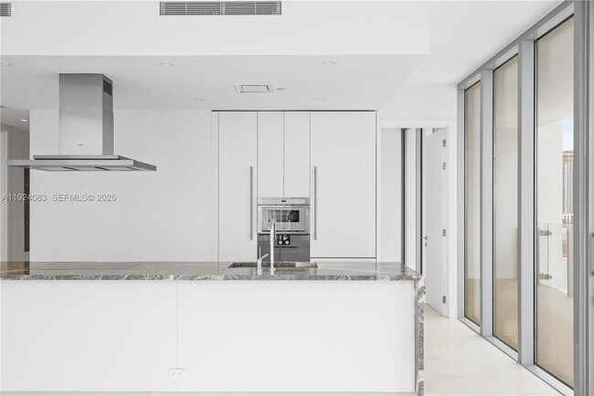 Building Photo - 700 NE 26th Terrace