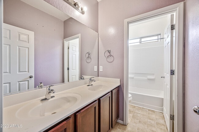 Building Photo - 9406 S 33rd Dr