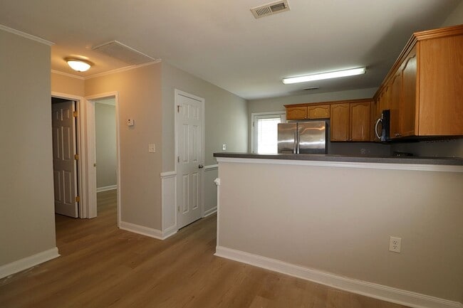 Building Photo - Location! Location! 3 bedroom End Unit Tow...