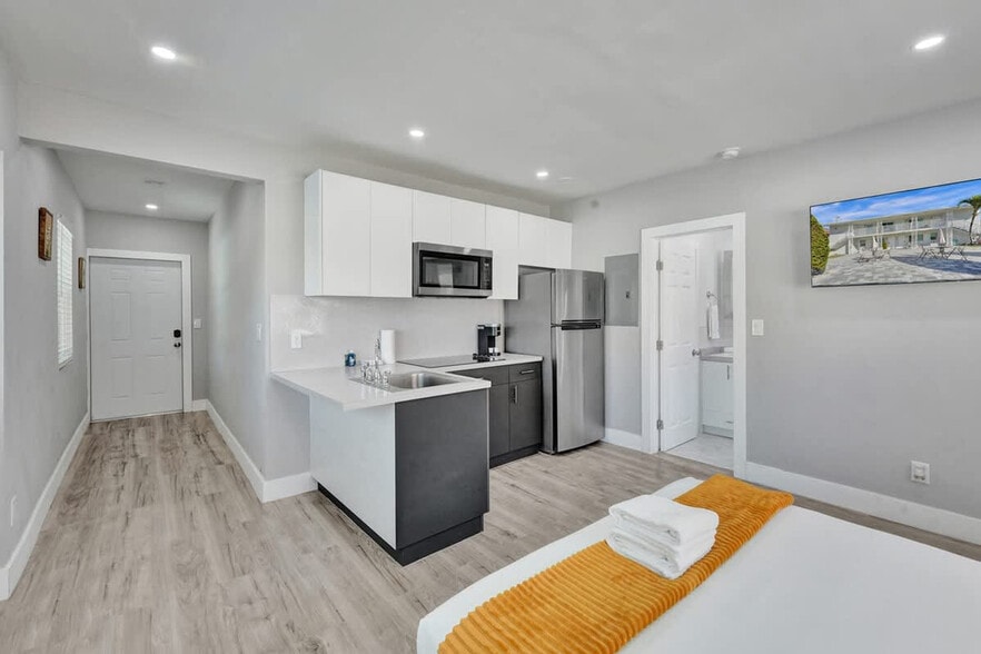 Building Photo - 906 N Riverside Dr