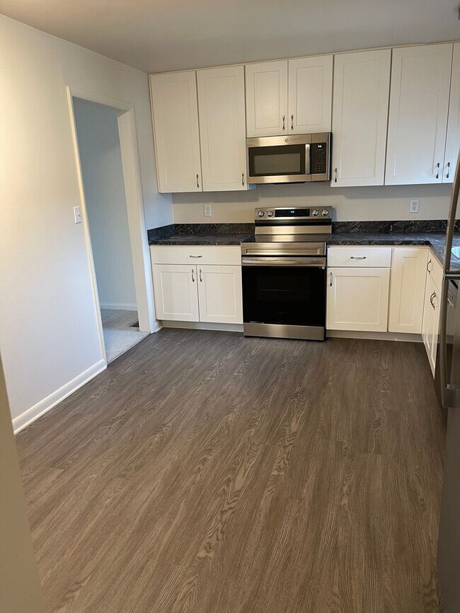 Building Photo - 105 Foxfire Dr