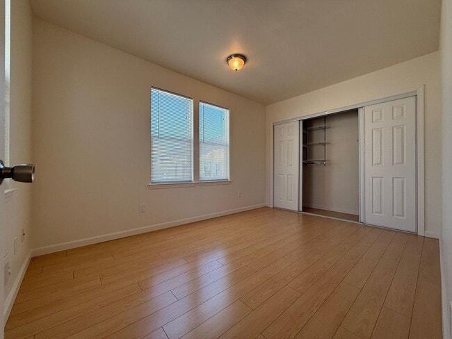 Building Photo - Townhouse living - Nice and clean 3 bedroo...