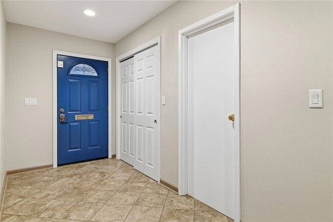 Building Photo - 709 Clyde St